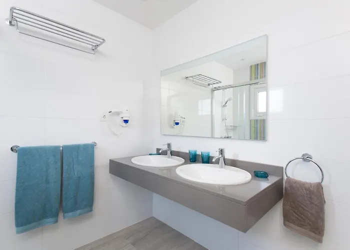 3 Bedroom Delphi With Private Heated Pool.