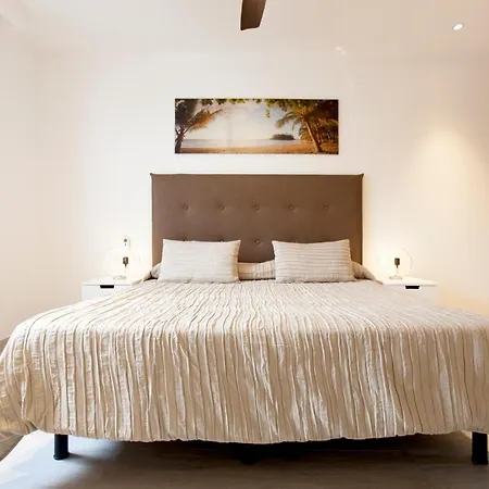 3 Bedroom Delphi With Private Heated Pool. 别墅