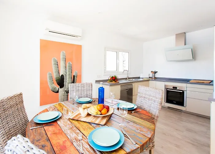 3 Bedroom Delphi With Private Heated Pool. *