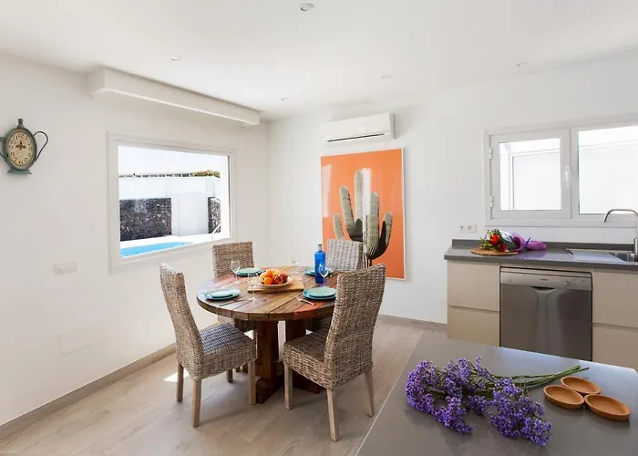 3 Bedroom Delphi With Private Heated Pool.