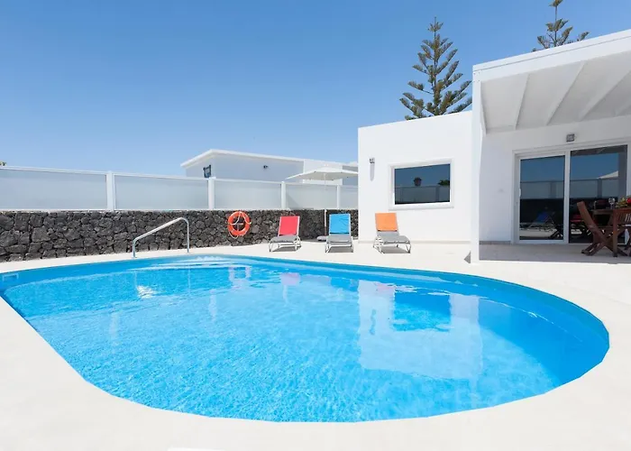 3 Bedroom Delphi With Private Heated Pool. Villa Puerto del Carmen (Lanzarote)