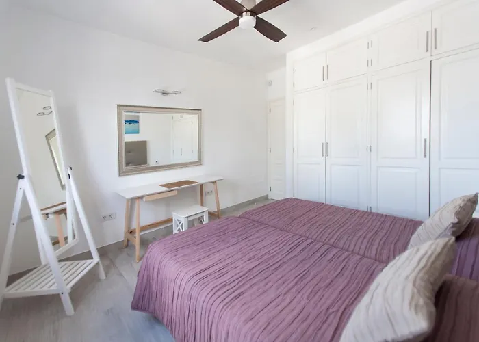 3 Bedroom Delphi With Private Heated Pool.