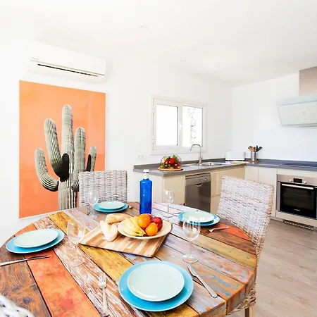 3 Bedroom Delphi With Private Heated Pool. *