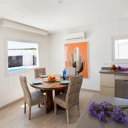 3 Bedroom Delphi With Private Heated Pool.