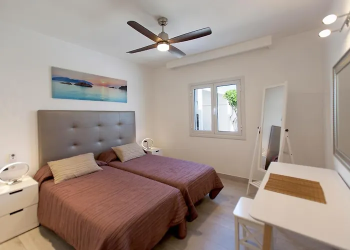 3 Bedroom Delphi With Private Heated Pool. וילה *