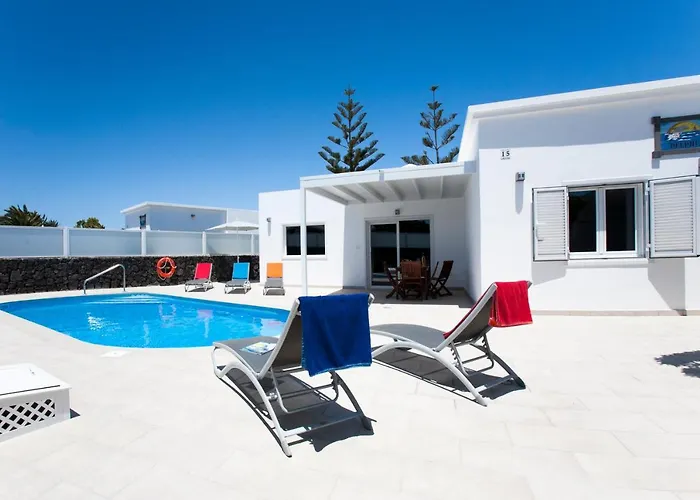 3 Bedroom Delphi With Private Heated Pool. וילה